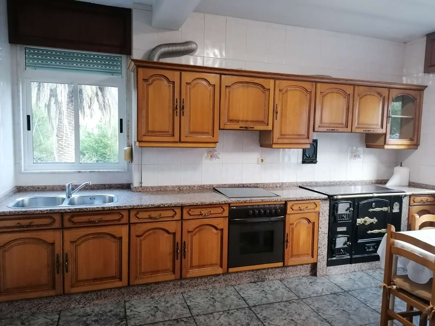 CASA AISLADA DE CAMPO CON SUS ARRIMOS, IDEALES PARA TRANSFORMAR EN BODEGA Y APARCAMIENTO