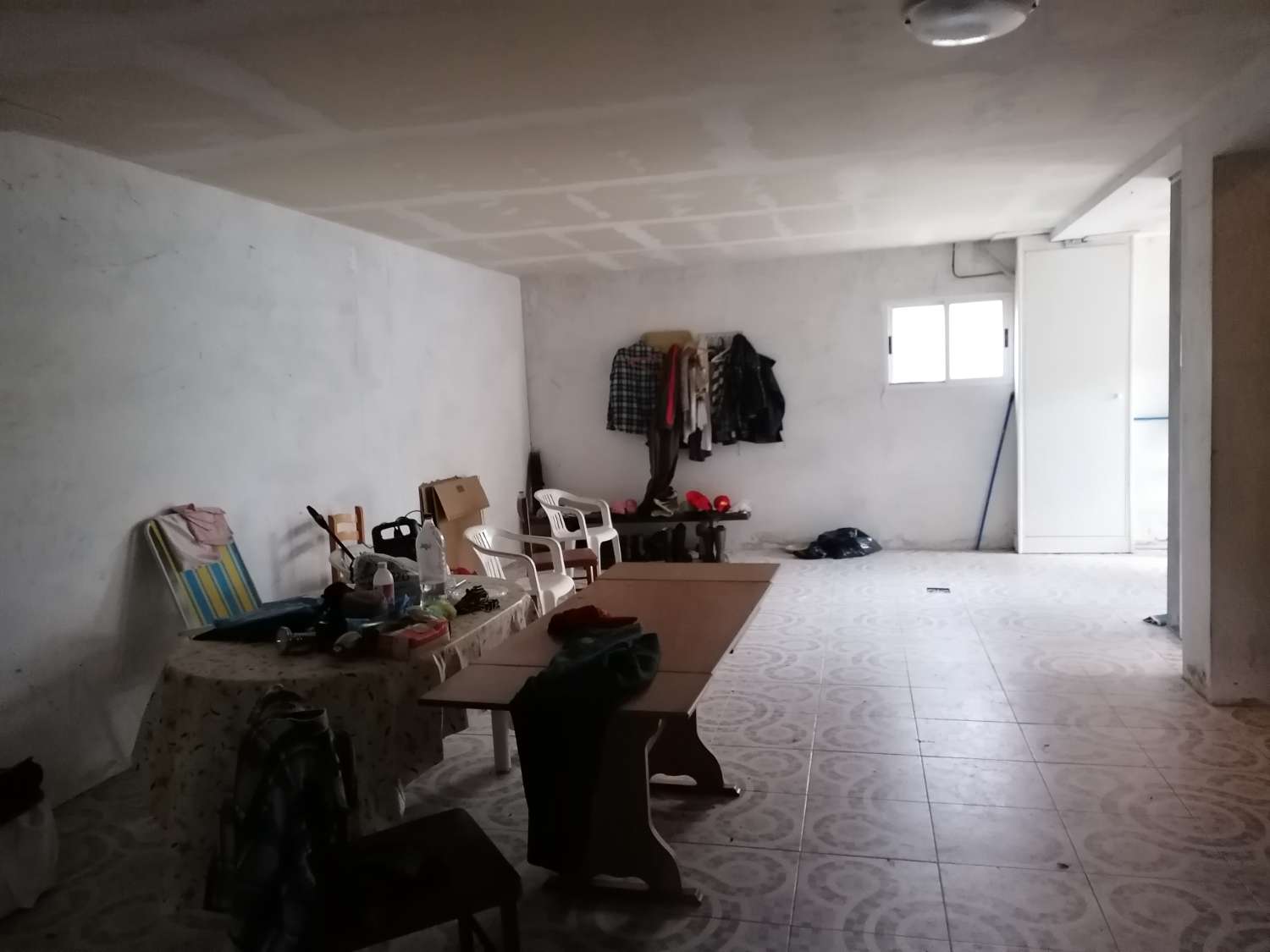 CASA AISLADA DE CAMPO CON SUS ARRIMOS, IDEALES PARA TRANSFORMAR EN BODEGA Y APARCAMIENTO