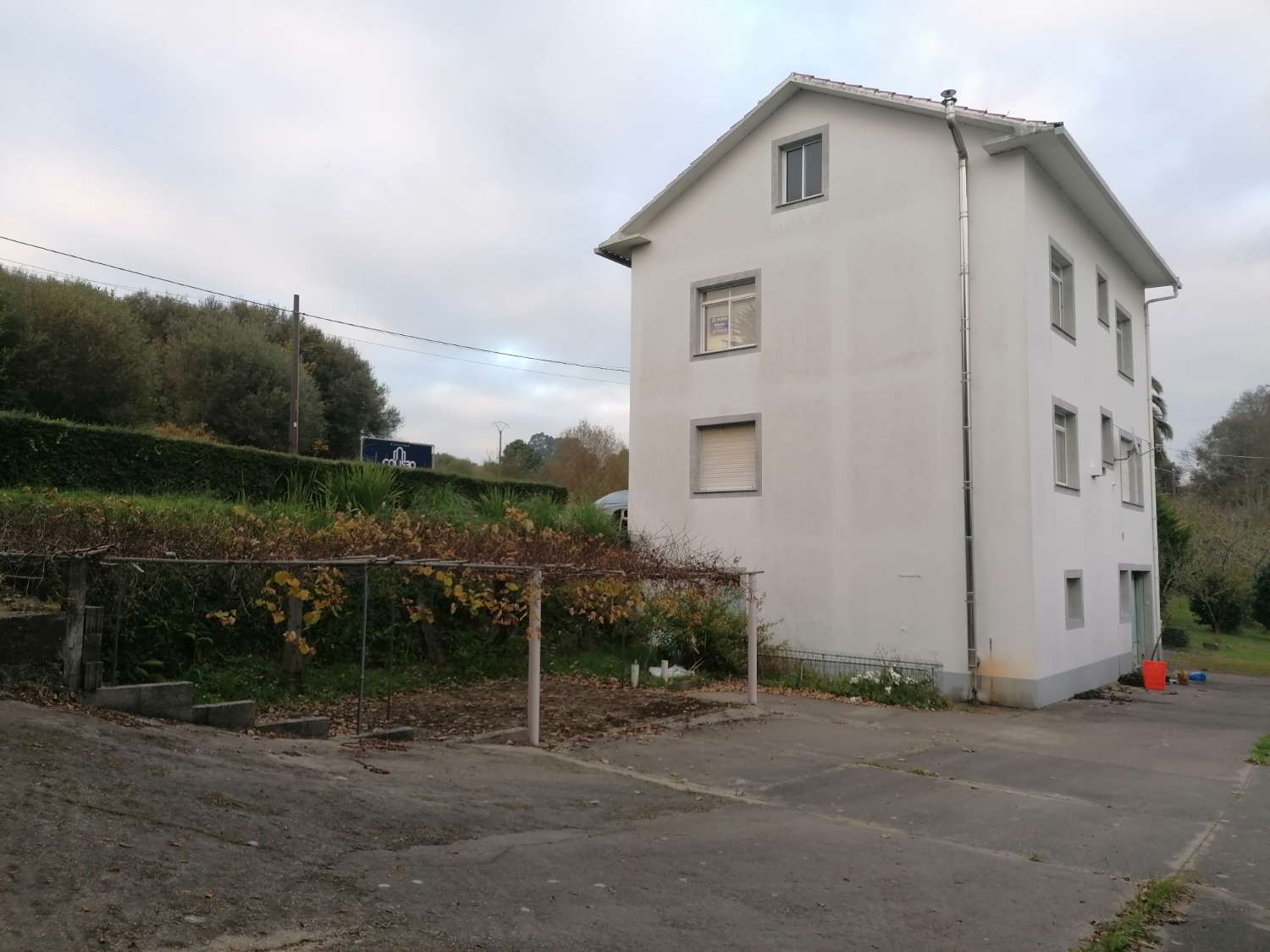 CASA AISLADA DE CAMPO CON SUS ARRIMOS, IDEALES PARA TRANSFORMAR EN BODEGA Y APARCAMIENTO