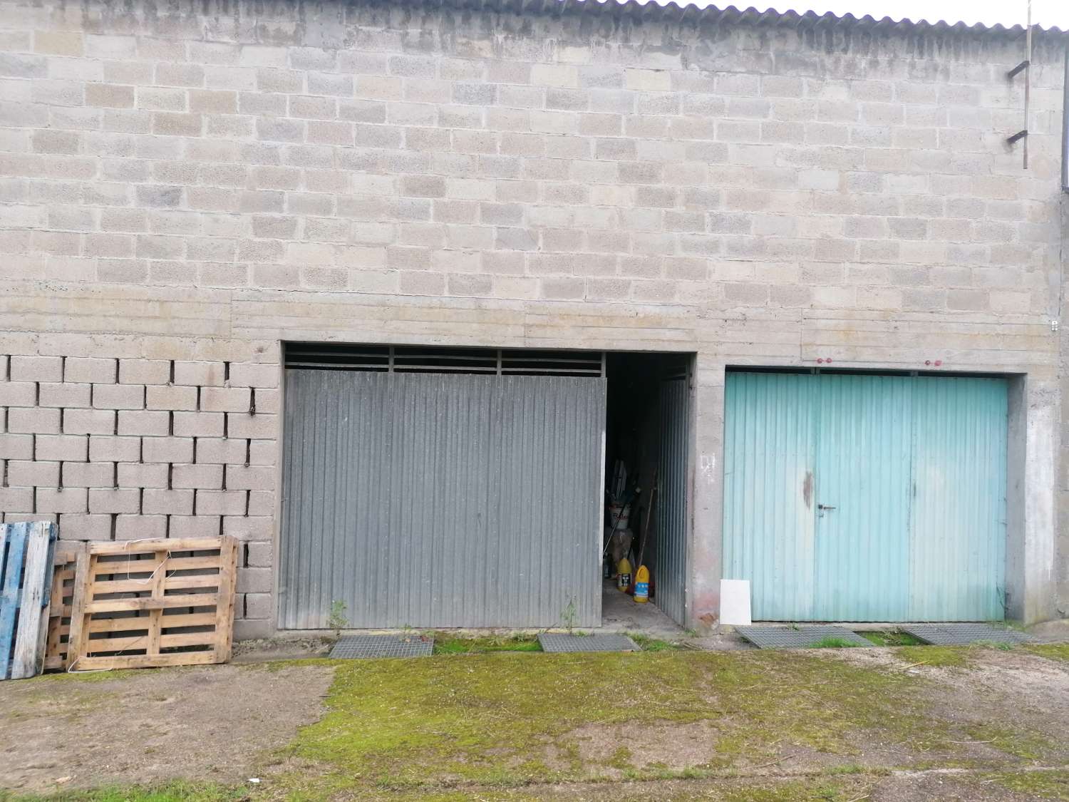 CASA AISLADA DE CAMPO CON SUS ARRIMOS, IDEALES PARA TRANSFORMAR EN BODEGA Y APARCAMIENTO