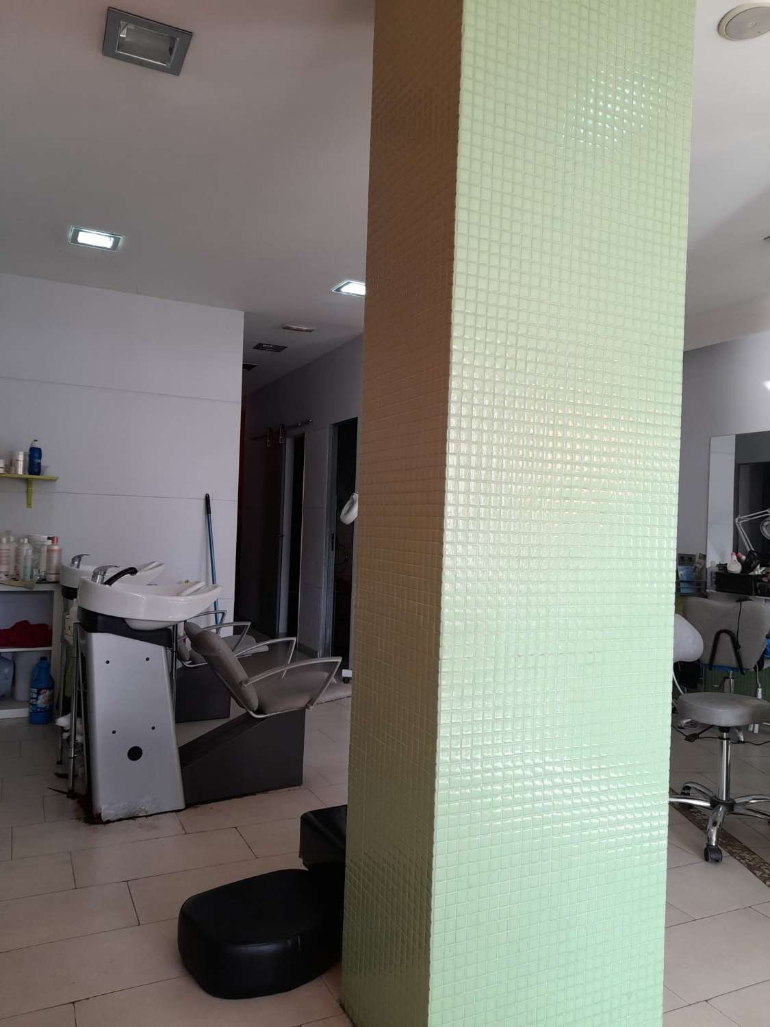 Hairdresser for rent in Sada