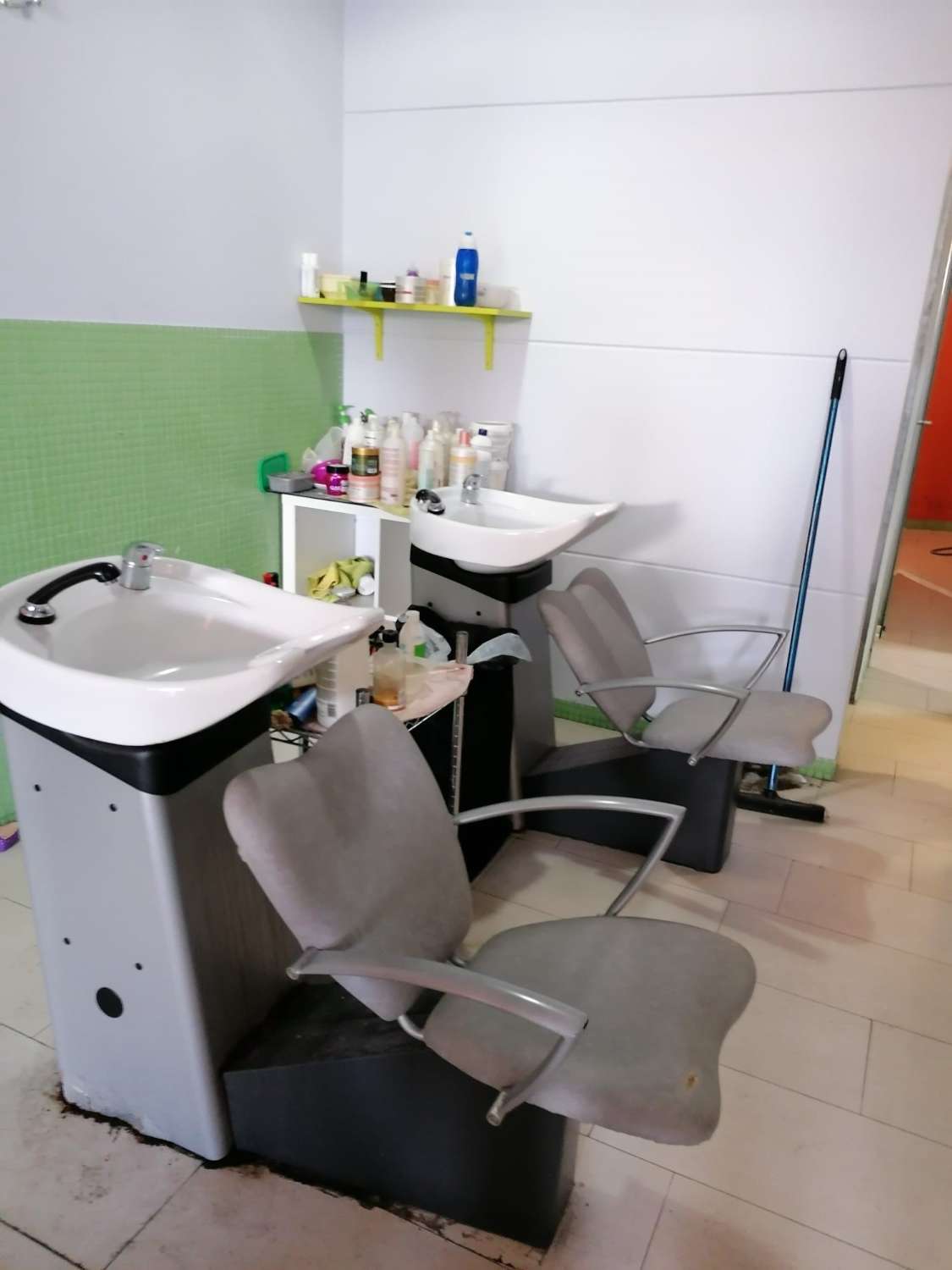 Hairdresser for rent in Sada