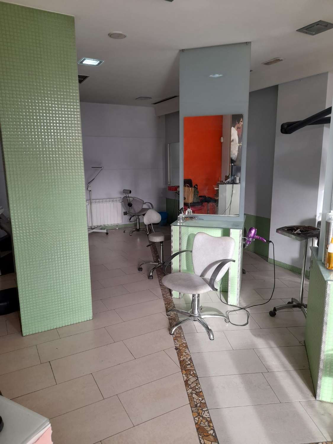 Hairdresser for rent in Sada