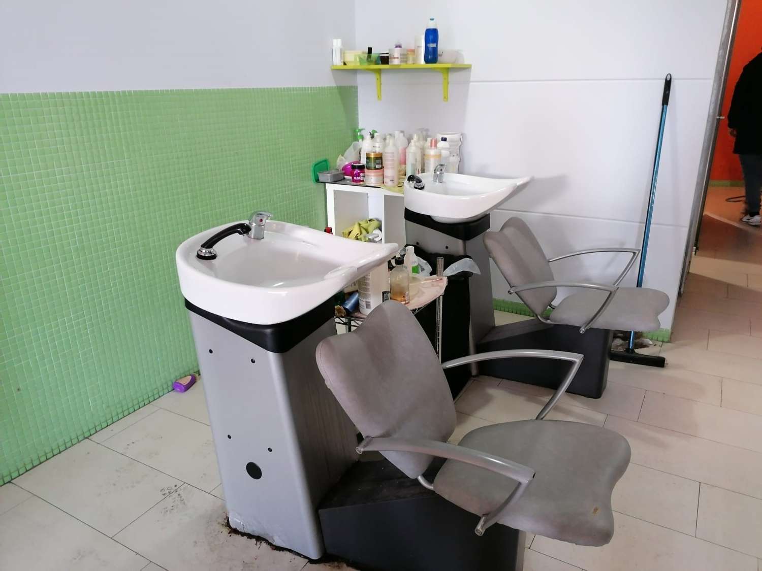 Hairdresser for rent in Sada