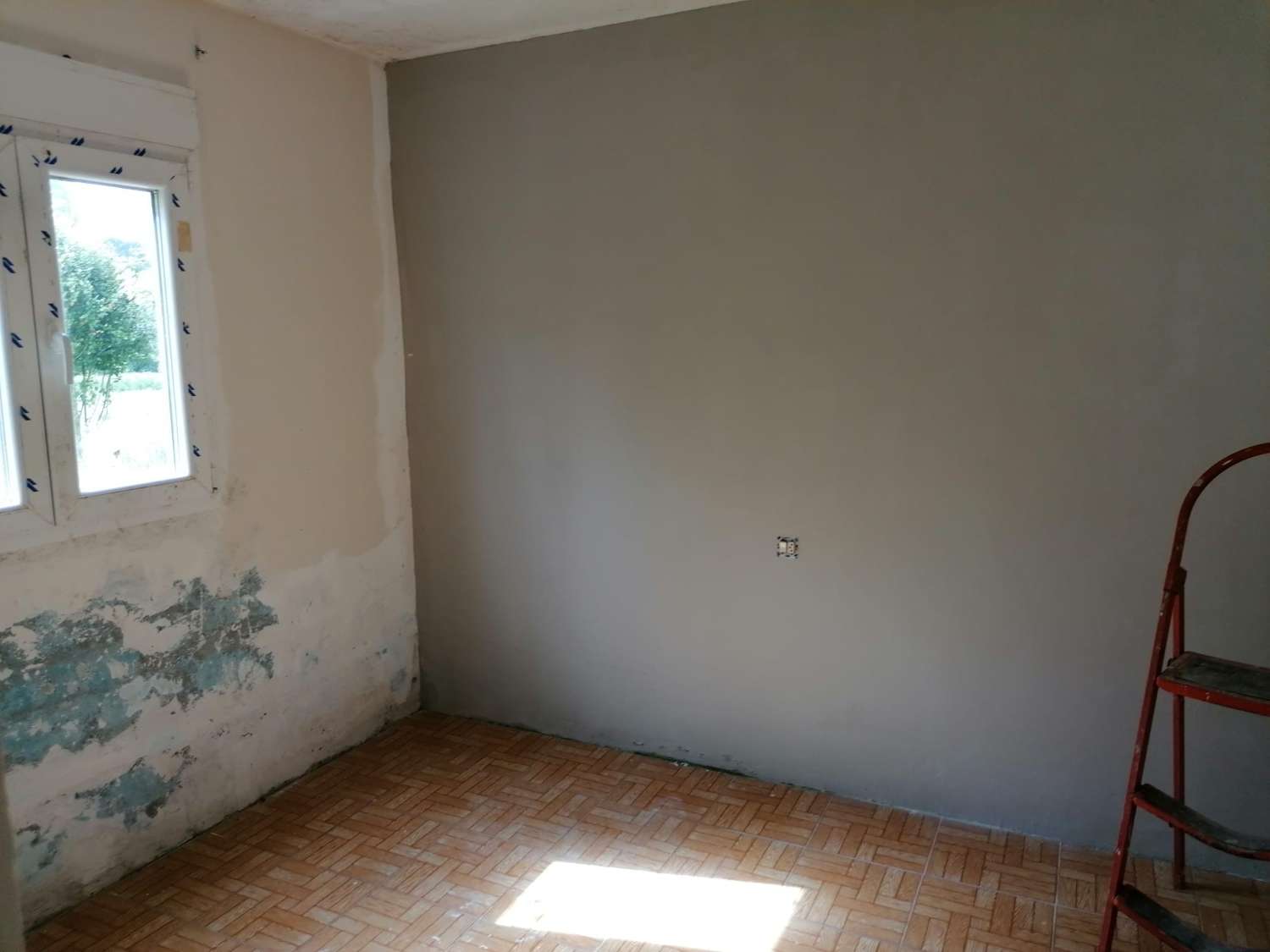 CASA PARA REFORMAR EN UNA ESTUPENDA FINCA LLANA Y CERRADA COMPLETAMENTE